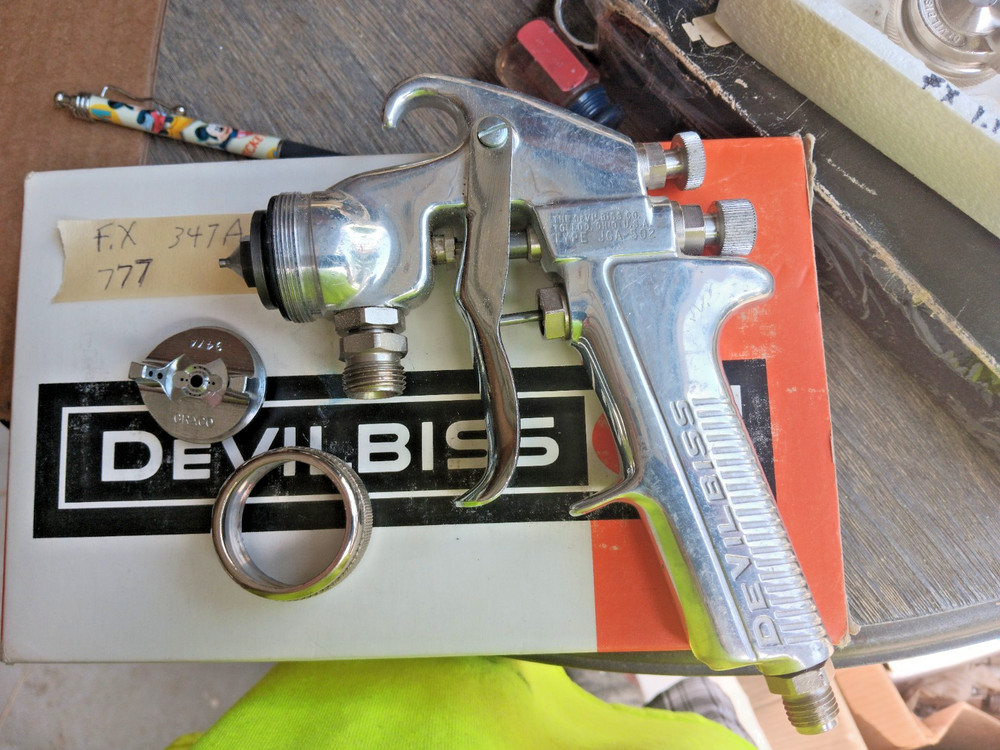 DeVilbiss- JGA 502 Pressure Paint spray gun  777