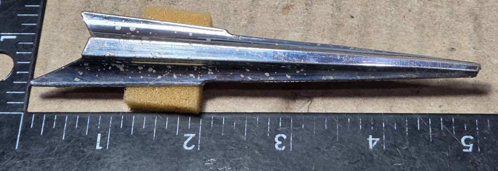 OLDSMOBILE SUPER / DYNAMIC 88 CIRCA '63 TRUNK ROCKET EMBLEM 4894154 (6621}