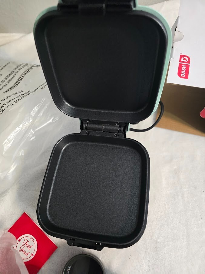 Brand New DASH Egg Bite Maker 420 Watts / 4 Silicone Molds / Red