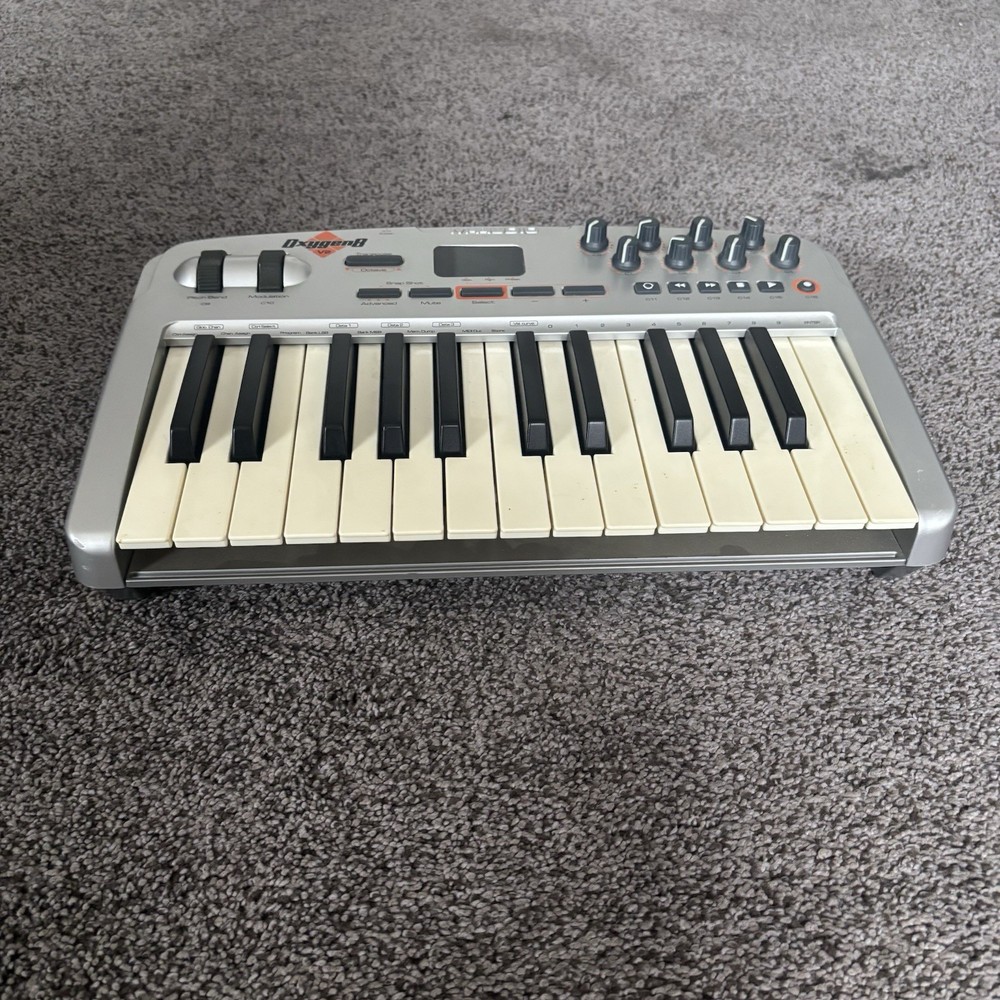M-Audio Oxygen 8 v2 MIDI USB Keyboard Controller 25-Key Compact Great Condition