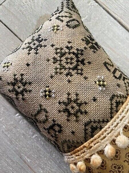 Bee Quaker~Frog Cottage Designs
