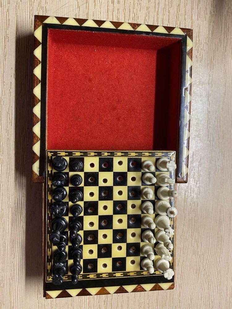 Vintage Travel Chess, Spain