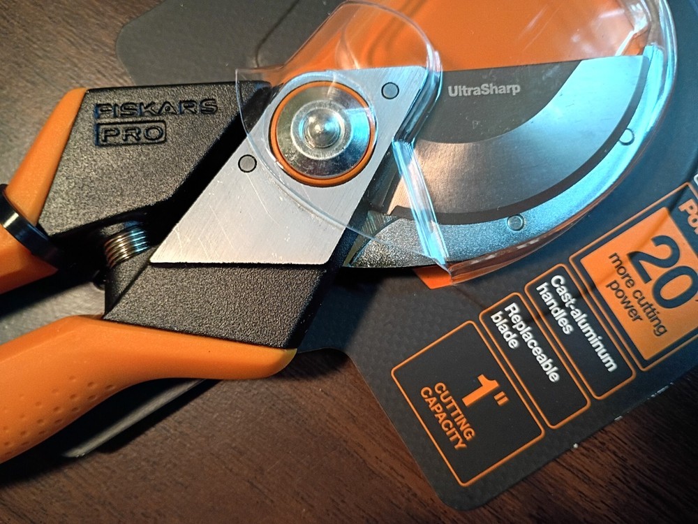 Fiskars Pro 1" cutting capacity pruner