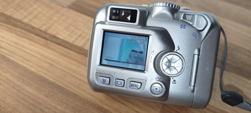 Nikon Coolpix 2100 Digital Camera Silver Tested Working