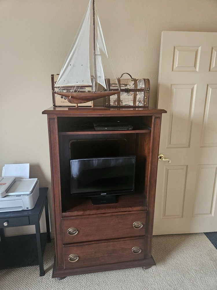 BROYHILL Bedroom Set $1,800 OBO