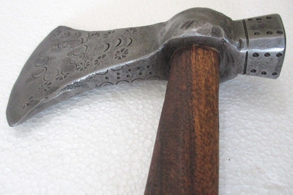 ANTIQUE AXE HAMMER RARE ATTRACTIVE DESIGN DECORATED .