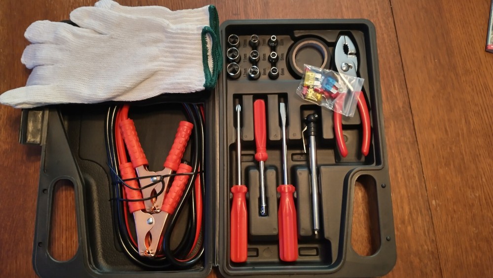 automotive 31 piece roadside emergency tool kit