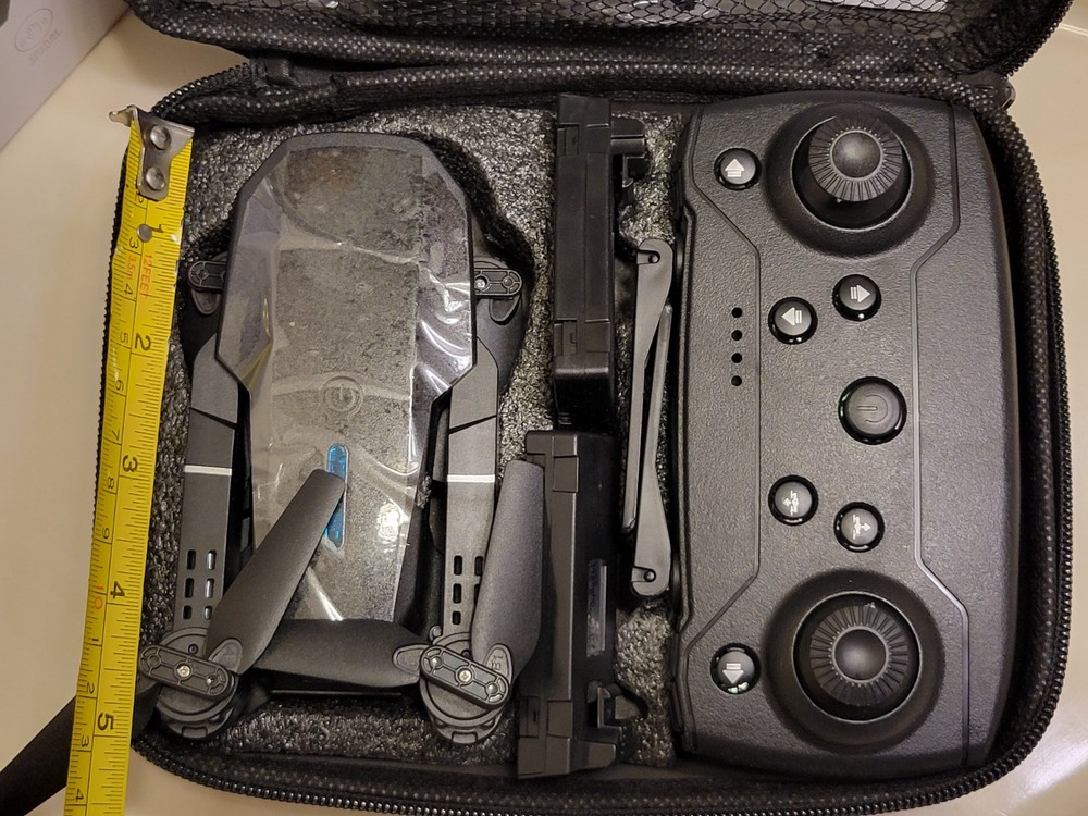 E88 FOLDABLE DRONE w/ STORAGE CASE / FOR AGES 14+ / BRAND NEW!!