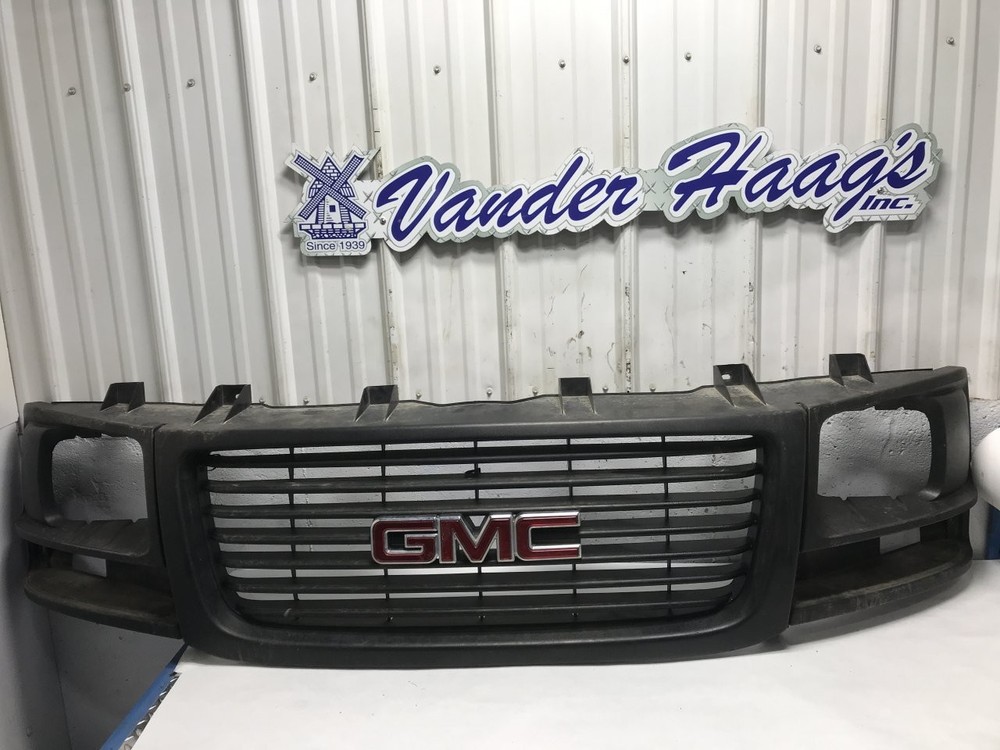 GMC CUBE VAN Grille - Used | P/N 25746054