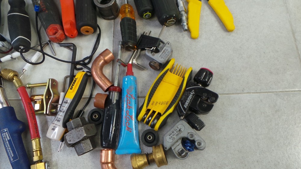 MISC ELECTRICIAN TOOLS & BAG (121444-1B AOO CTR-A2)