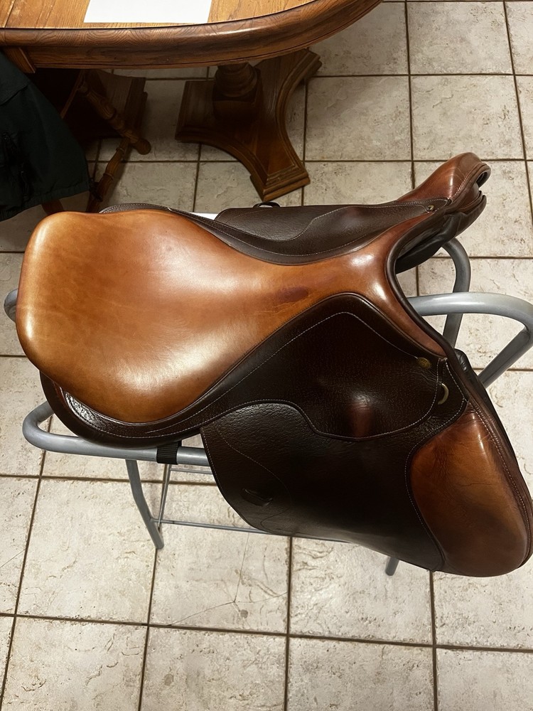 BEVAL SADDLE - 17” - MEDIUM TREE - TREE AND LEATHER IN PERFECT CONDITION!