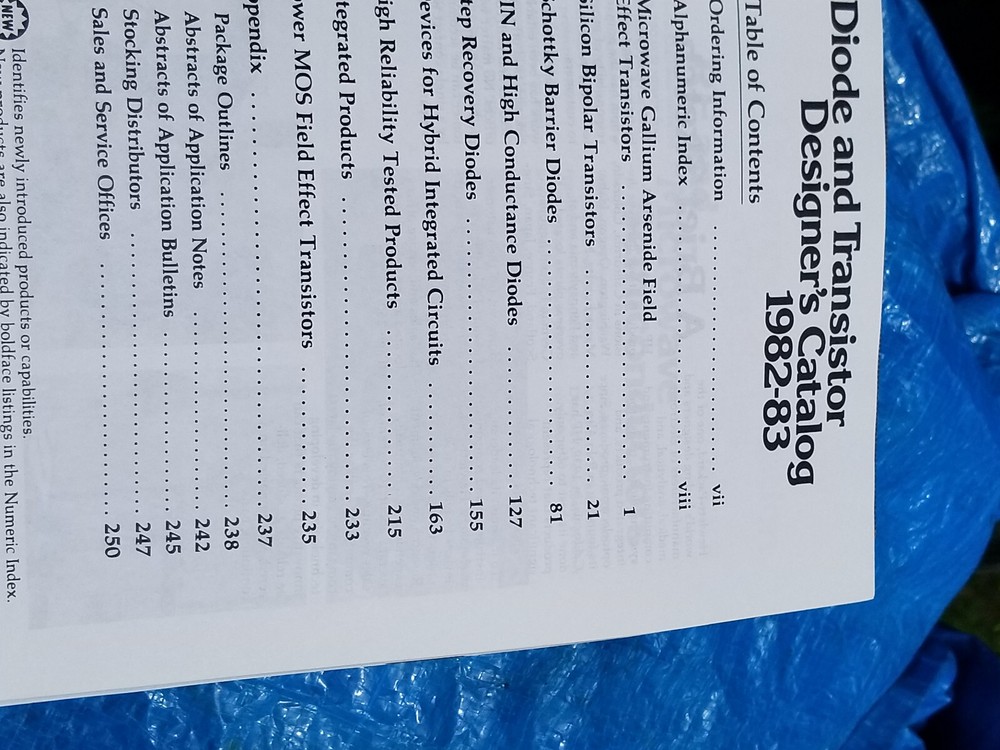 2 VINTAGE ELECTRONICS BOOKS HEWLITT PACKARD DIODE TRANSISTOR CATALOG 1982 , '84