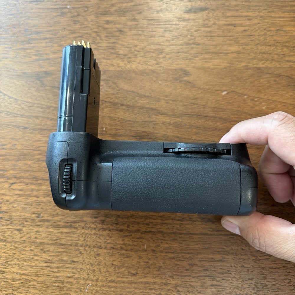Generic Vertical Battery Grip BG-2C for Nikon D80/D90 Untested