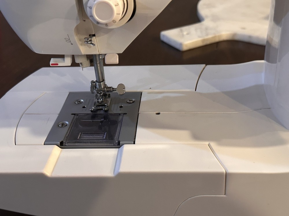 Singer 2732 Home Sewing Sewing Machine , working condition