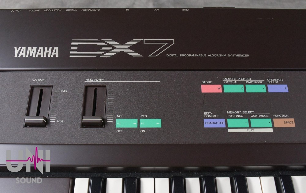YAMAHA DX7 Digital Programmable Algorithm Synthesizer in Very Good Condition