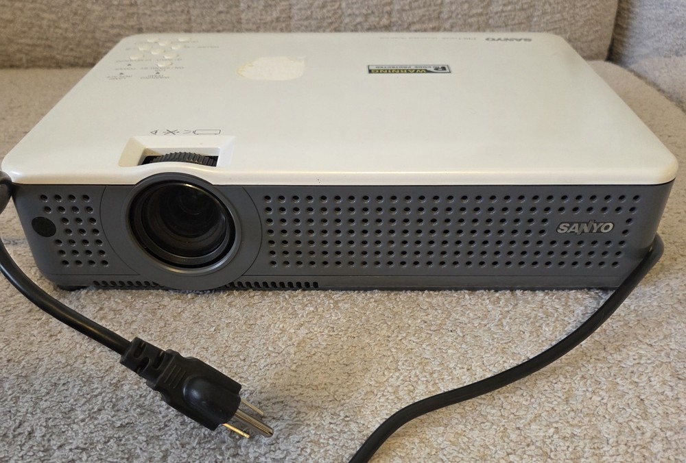 Sanyo xtraX Multiverse Pojector Model PLC-XU75 TESTED WORKS