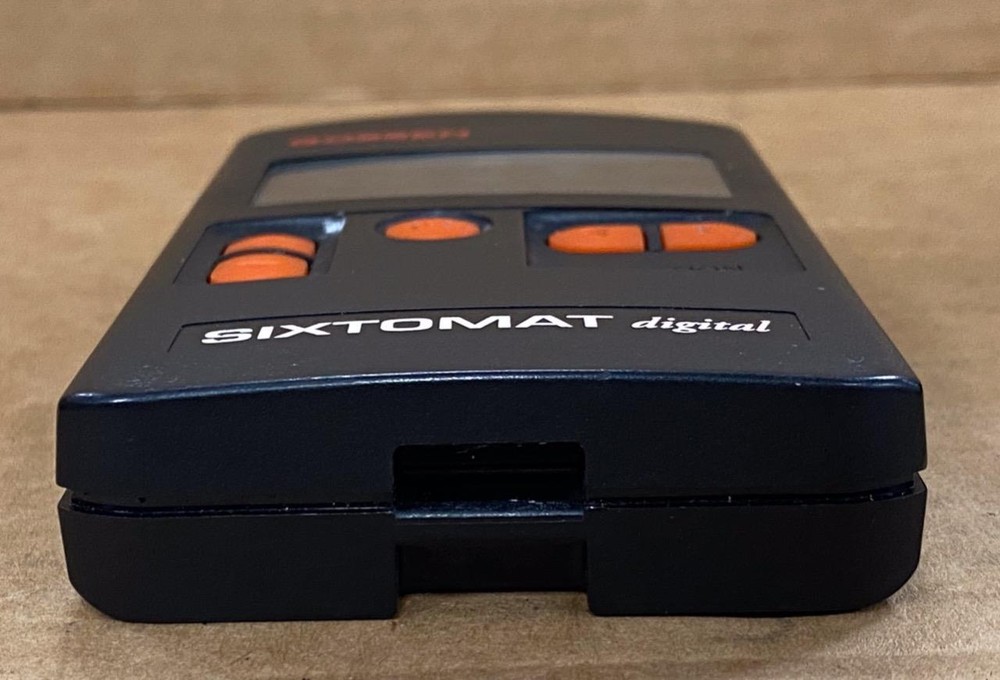 GOSSEN SIXTOMAT DIGITAL LIGHT/ EXPOSURE METER W/ POUCH- USED.