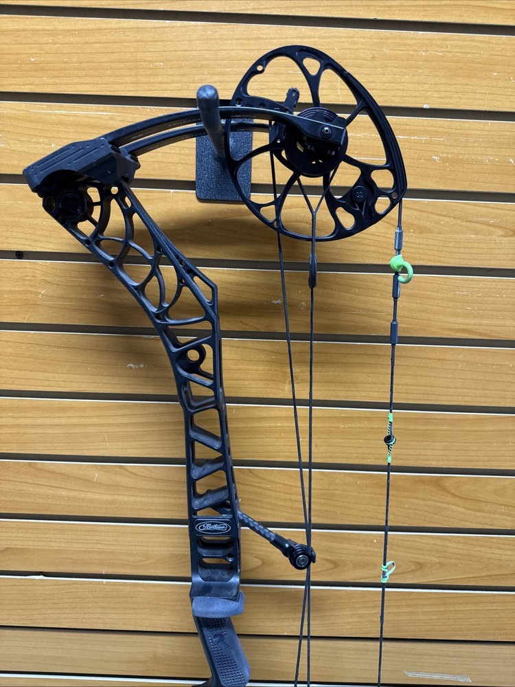 Item 3558 - Mathews Archery Compound Bow - V3 31 - RH - Black
