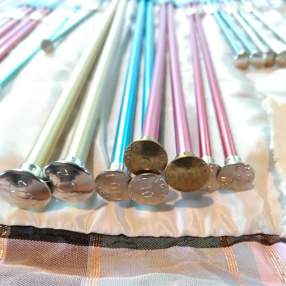 Assorted Size Knitting Needles & Storage Case 17 slots Roll Up & Tie Style Plaid