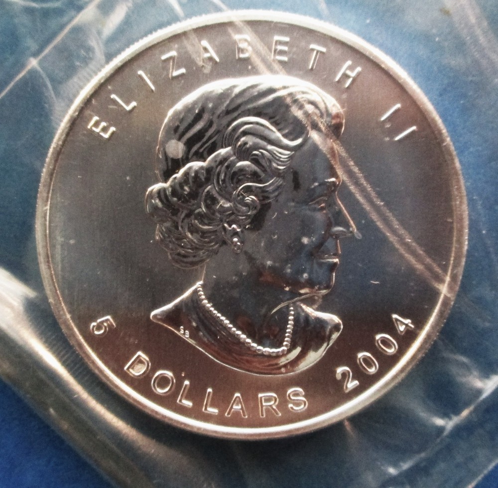 2004 SILVER MAPE LEAF CANADA  FIVE DOLLAR COIN. IN CELLO. UNCIRCULATED.