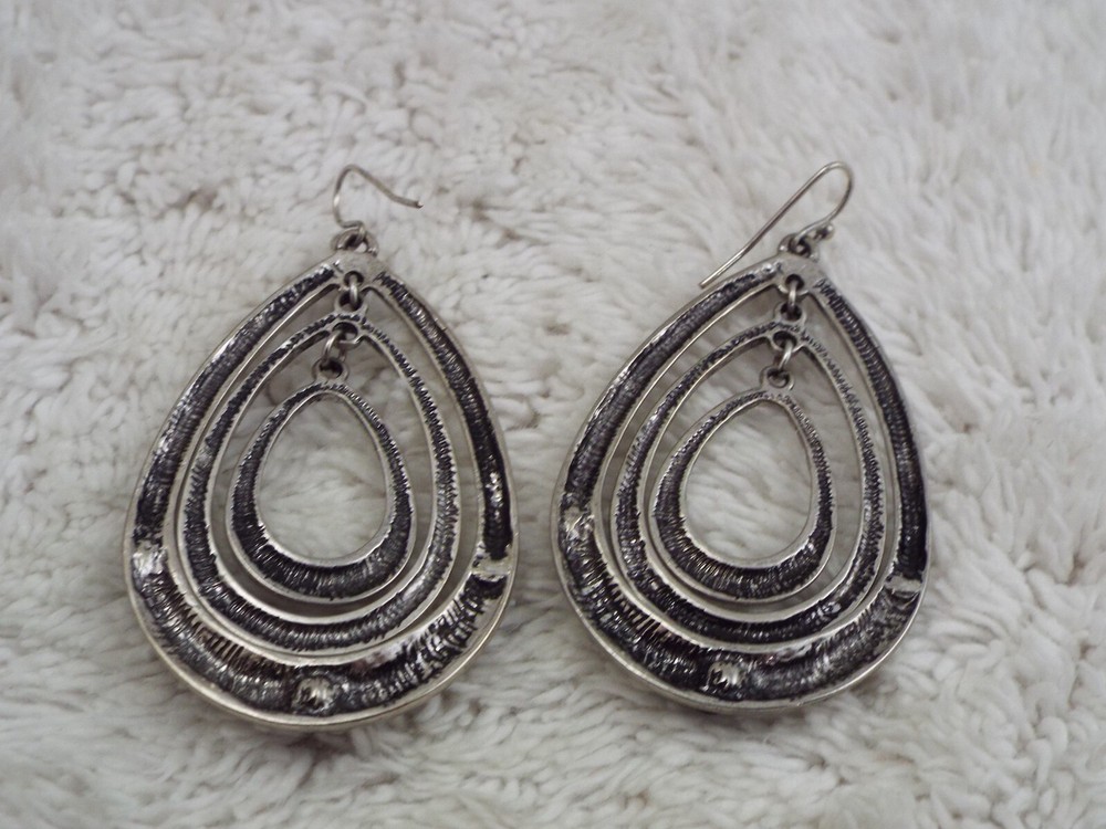 Silvertone Black Pierced Earrings (C6)