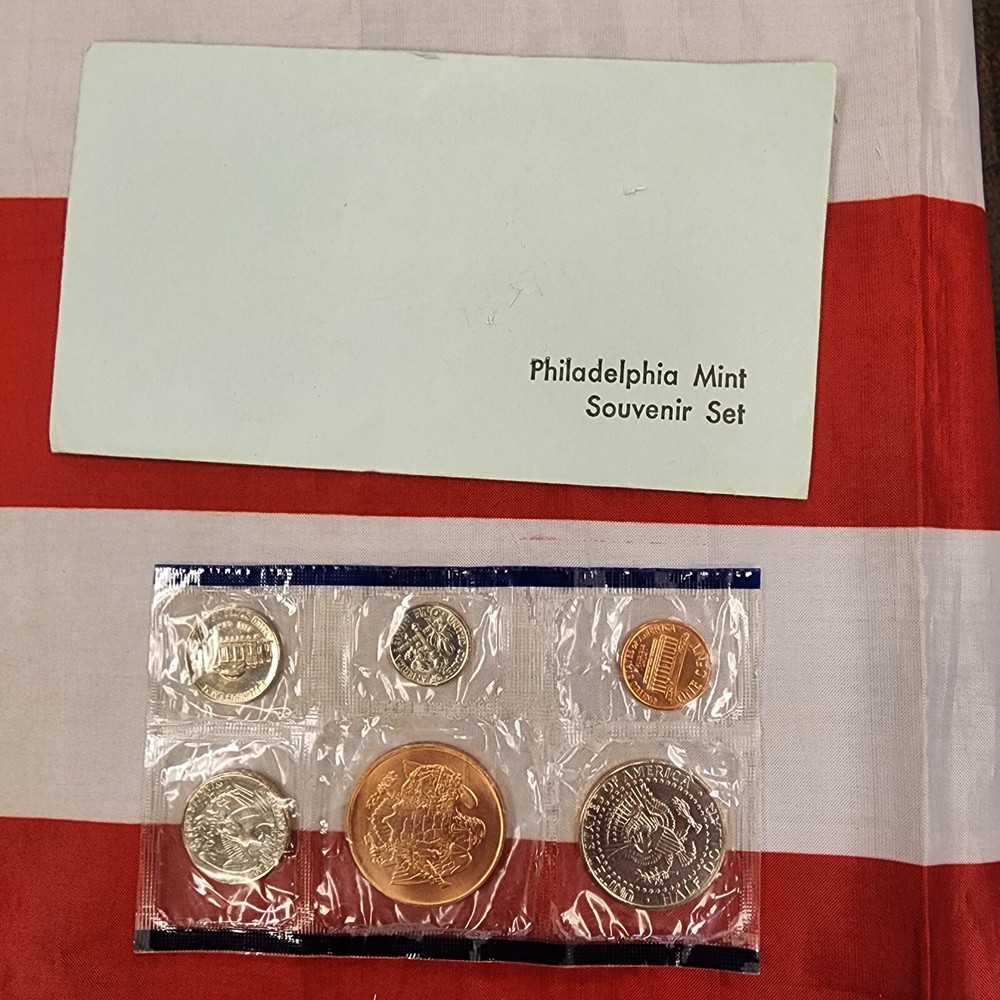 1992-P Official US Mint Souvenir Set with Envelope.