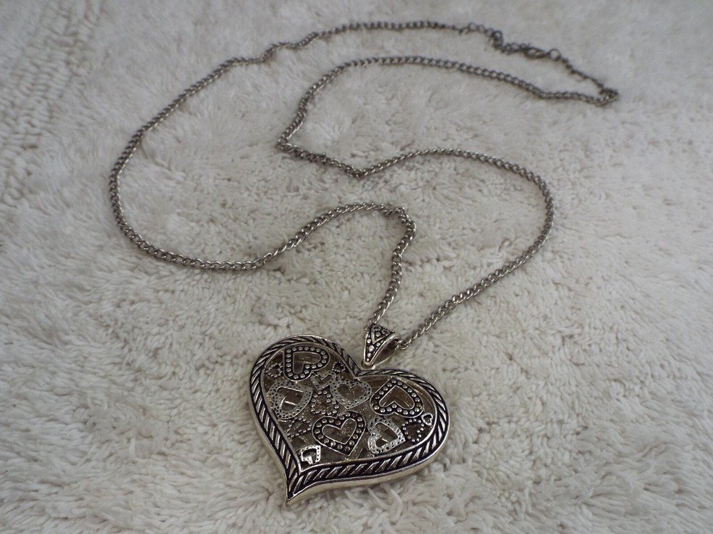 Silvertone Heart Pendant Necklace (D55)