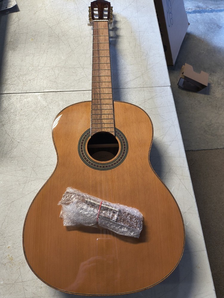 Lucero LC200S Solid-Top Classical Acoustic Guitar - Natural, issues, bridge