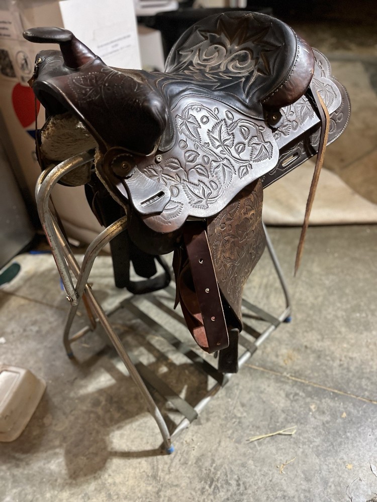 Beautiful Vintage Western Saddle Hereford
