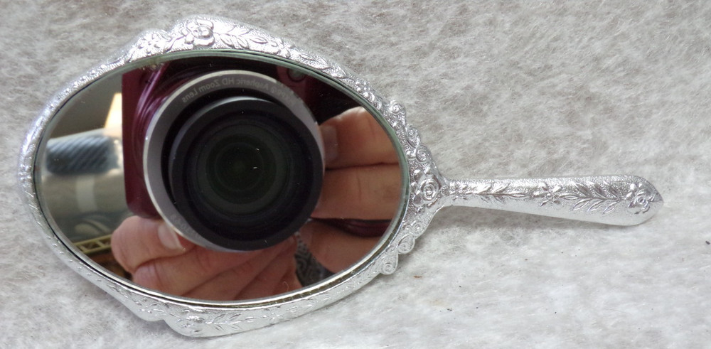 SMALL MIRROR WITH HANDLE COSMETIC MAKE UP TRAVEL ACCESSORY ITEM IN BOX