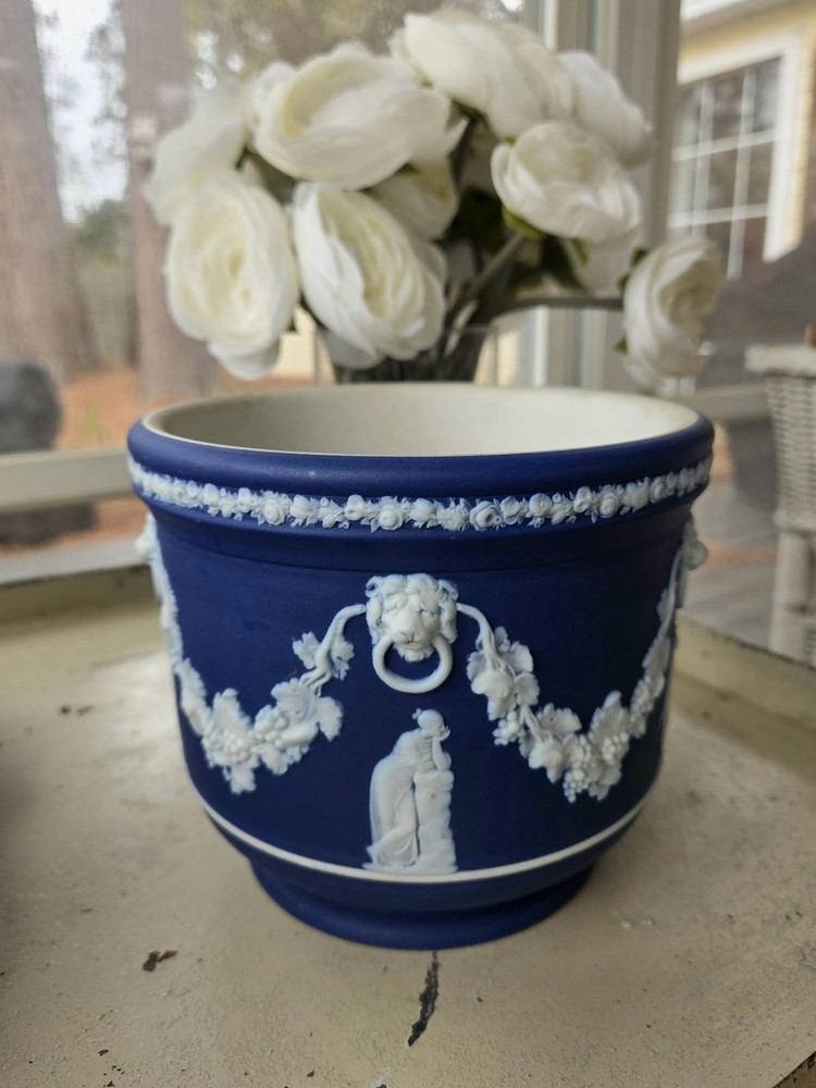 Blue Wedgwood Jasperware Jardiniere / Planter / Cachepot. Neoclassical figures