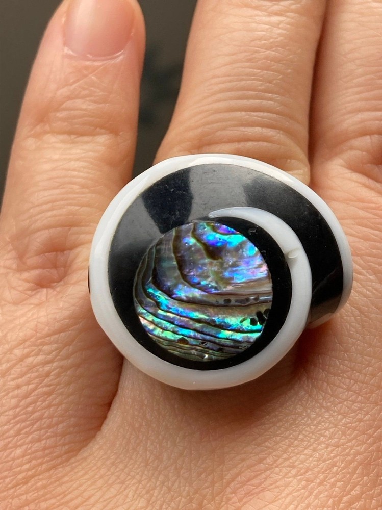 Pretty black white abalone center shell ring size 5.25