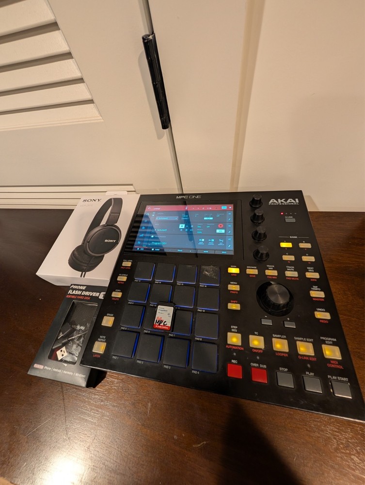 Akai Professional MPC ONE Production Center Bundle