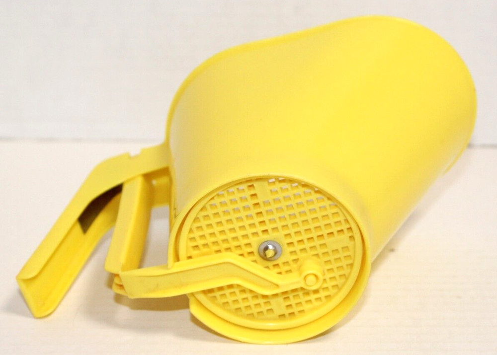 Vintage Yellow Rubbermaid 3 Cup Squeeze Handle Sifter