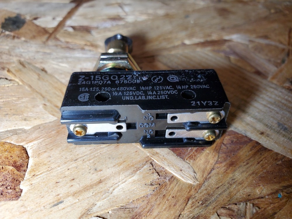 NEW Omron Z-15GQ22 Panel Mount Roller Plunger