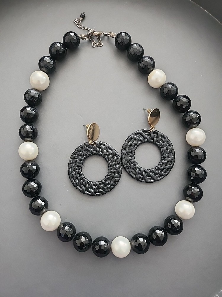 Beautiful Set Neckla and earrings 🖤