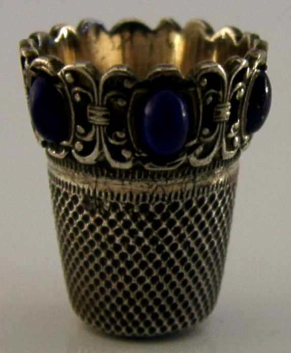 PRETTY SOLID SILVER BLUE HARDSTONE SET THIMBLE c1920 SEWING NEEDLEWORK