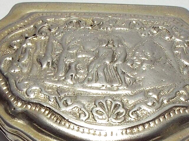 RARE CONTINENTAL MID 18th CENTURY SOLID SILVER SNUFF BOX, c1740