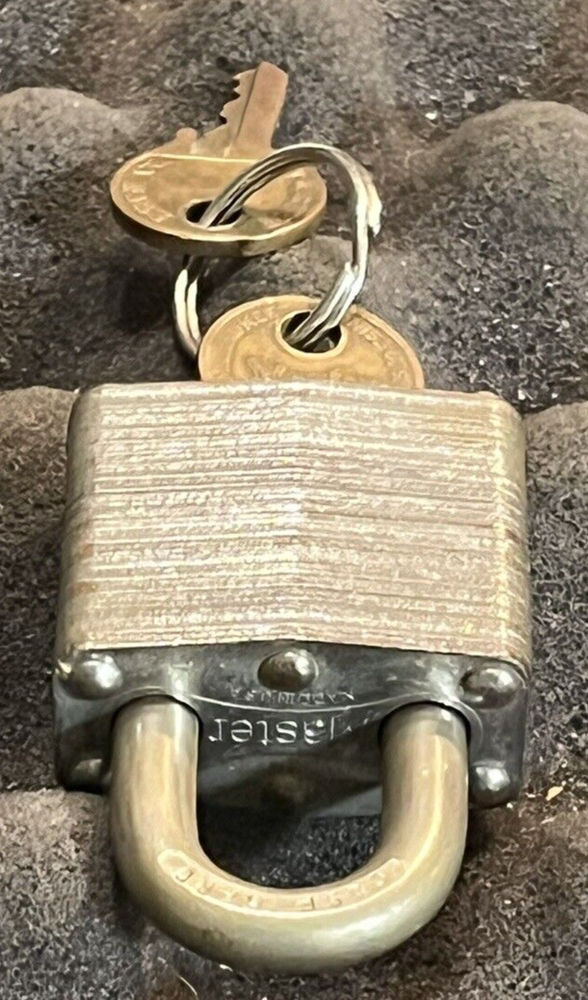 MASTER LOCK COMPANY #3 PADLOCK (2) BRASS KEYS.
