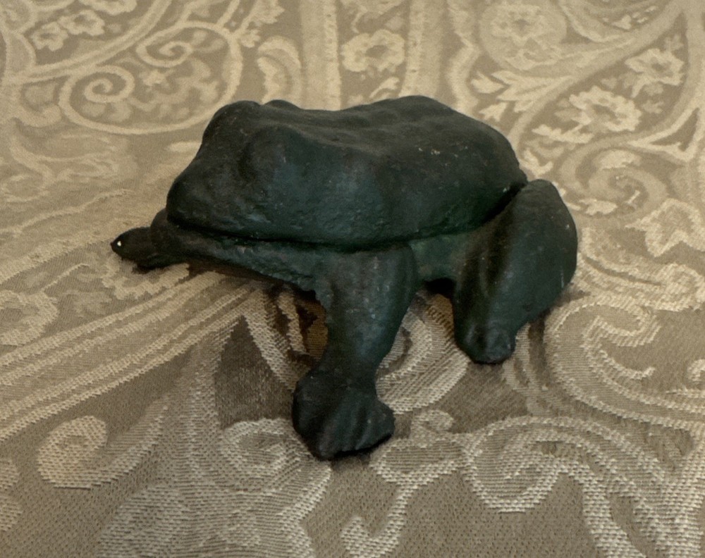Rustic Vintage Cast Iron Garden Frog Key Holder