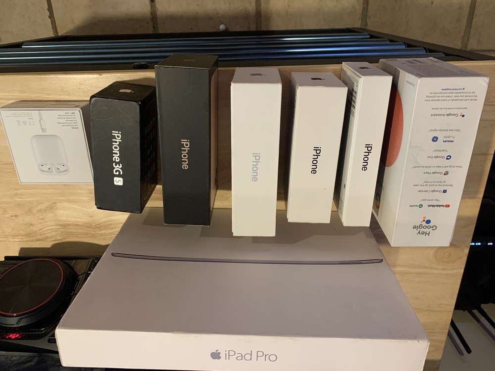 Lot of empty apple boxes lot