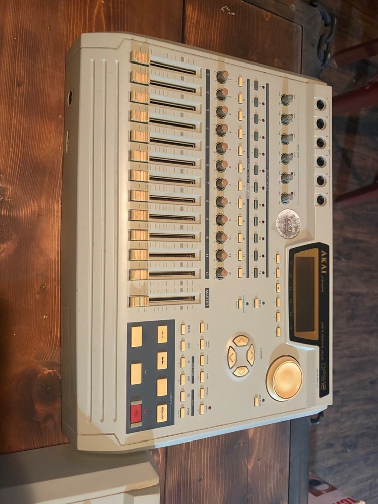 Akai DPS12