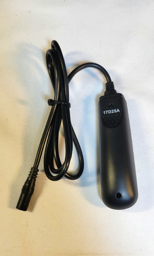 INSIGNIA 3 Ft Wired Universal Shutter Remote (Model NS-USR1) 17D25A