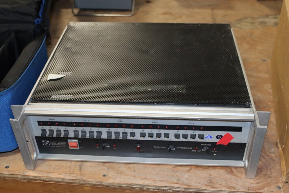 Electronic Development Corporation DC VOLTAGE STANDARD MODEL 501J