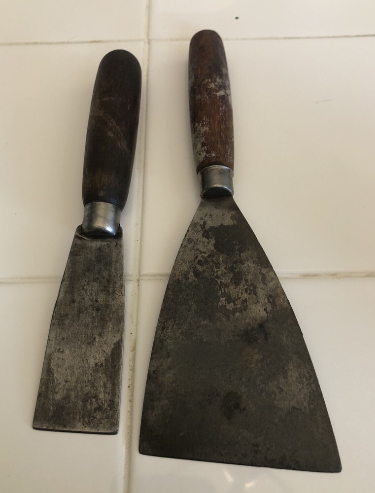 2 VINTAGE WOOD HANDLE PUTTY KNIFES / SCRAPER