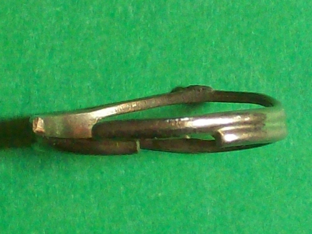 RING SILVER COLOR SINGLE BAND SPLIT INTO 2 AT TOP ONLY SIZE 5 ¼ APPROX. HUCK ?