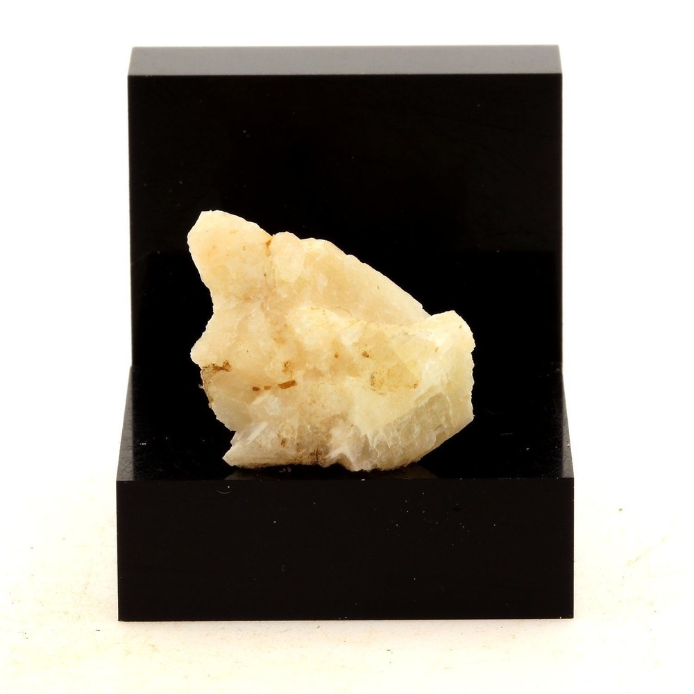 Calcite. 15.71 Ct. Grenville, Québec, Canada.