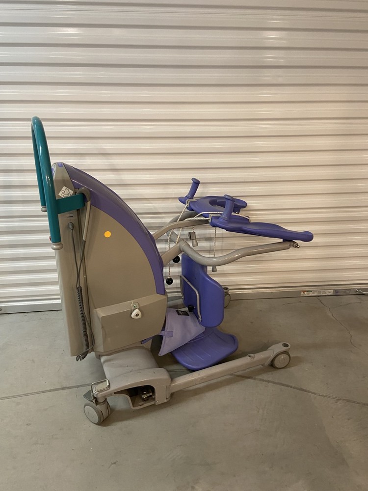 Arjo Huntleigh Sara Plus 420 Lift with Scale