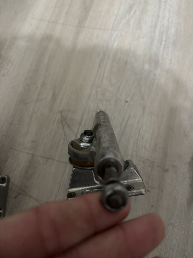 Supreme Skateboard Trucks