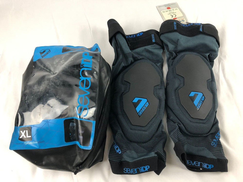 7 iDP Project Knee Pads SIZE XL Black